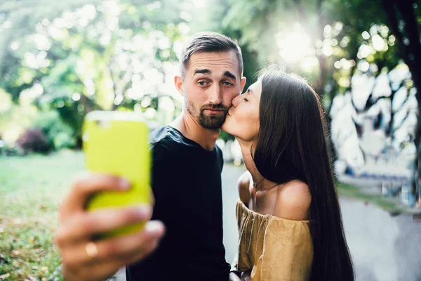 Belo jovem casal faz selfie — Fotografia de Stock