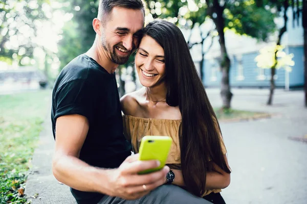 Bella giovane coppia fa selfie — Foto Stock