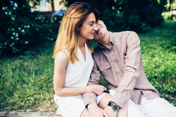 Man and woman in the park — Stock Photo, Image