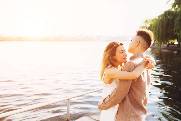 Uomo e donna in posa sul lago — Foto Stock