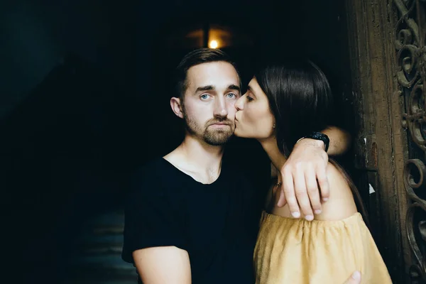 Casal posando na porta — Fotografia de Stock