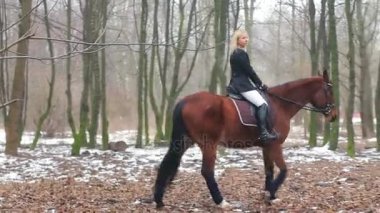 güzel kadın ata poz