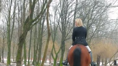 güzel kadın ata poz