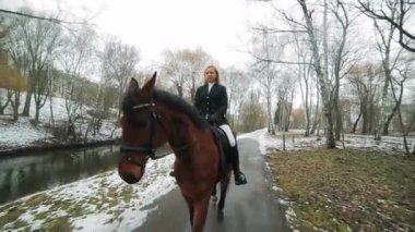 güzel kadın ata poz