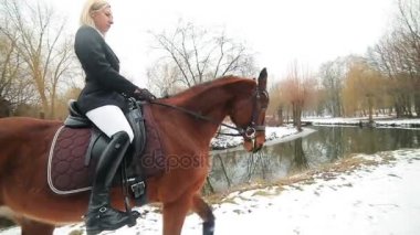 güzel kadın ata poz