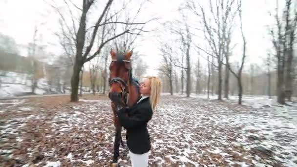 Dívka a kůň v parku — Stock video