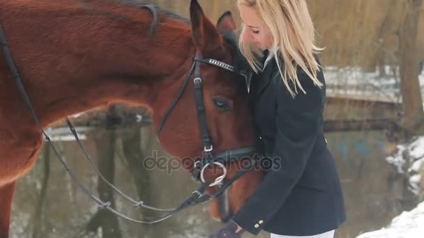 Dívka a kůň v parku — Stock video