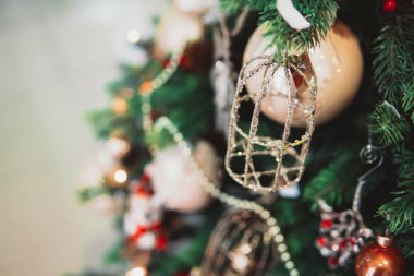 Oyuncak dolu Noel ağacı dalı
