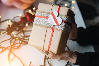 bir Noel hediyesi elinde tutan kız
