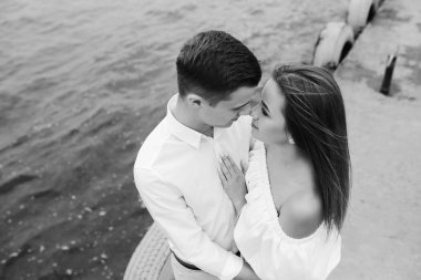 erkek ve kadın göl üzerinde poz