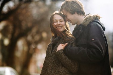 Genç çift kameraya poz veriyor.