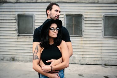 adam kız arkadaşı arkadan sarılma