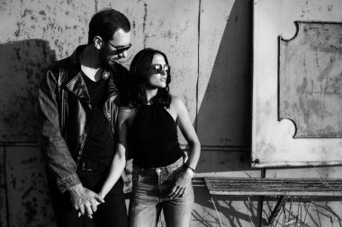 erkek ve kadın terk edilmiş bir yerde