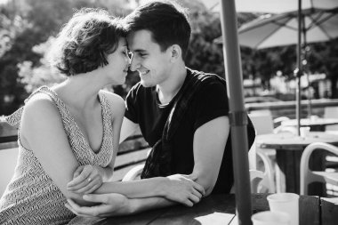 Dışarıda bir kafede oturan çift.