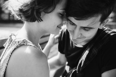 Dışarıda bir kafede oturan çift.