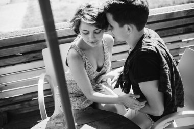 Dışarıda bir kafede oturan çift.