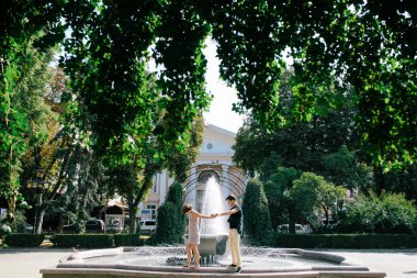 Çeşmedeki güzel genç çift