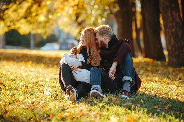 Genç aile ve sonbahar Park yeni doğan oğlu
