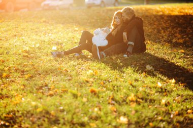 Genç aile ve sonbahar Park yeni doğan oğlu