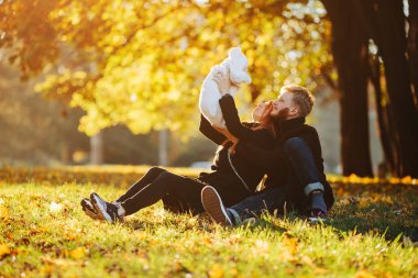 Genç aile ve sonbahar Park yeni doğan oğlu