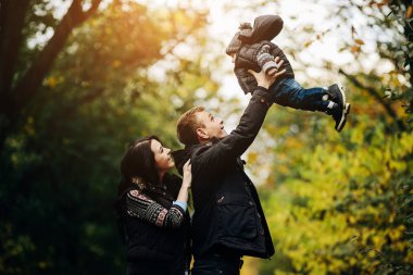 Genç aile ve sonbahar Park yeni doğan oğlu