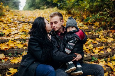 Genç aile ve sonbahar Park yeni doğan oğlu