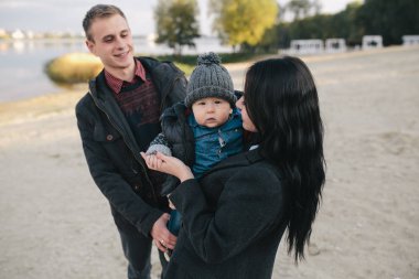 Genç ailenin... ve göl kıyısı yürümek