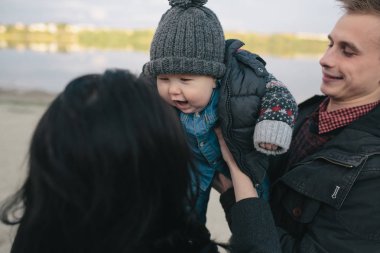 Genç ailenin... ve göl kıyısı yürümek
