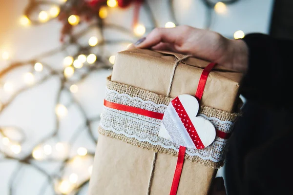 Flicka som håller en julklapp i handen — Stockfoto