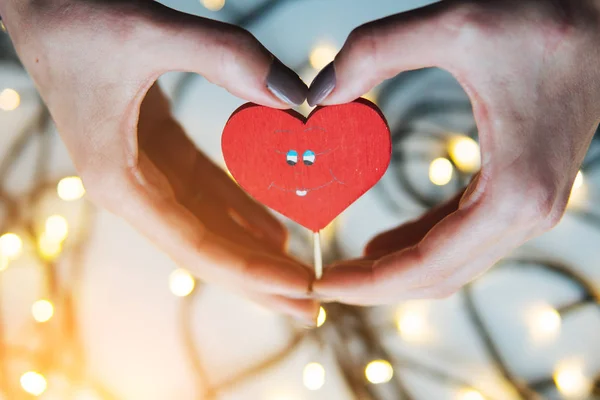 Niña sosteniendo un corazón rojo en las manos —  Fotos de Stock