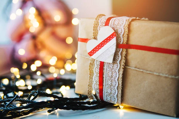 Gift is on the table — Stock Photo, Image