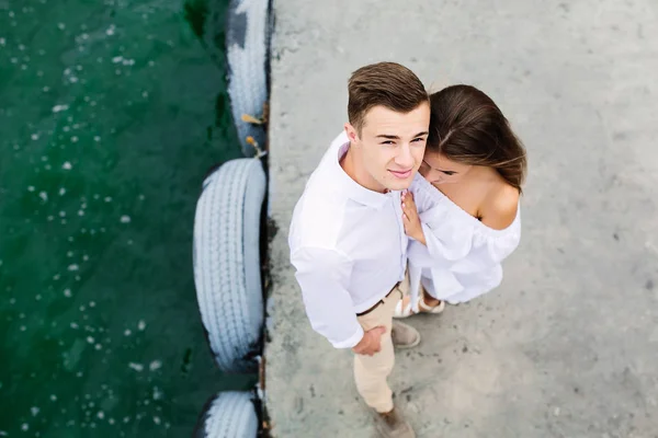 Man en vrouw die zich voordeed op het meer — Stockfoto