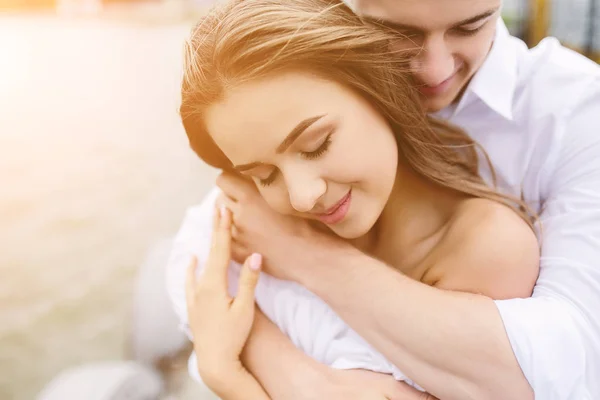 Man and woman posing on the lake — Stock Photo, Image