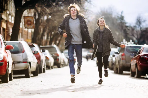 Gars et la fille s'amuser dans une rue de la ville — Photo