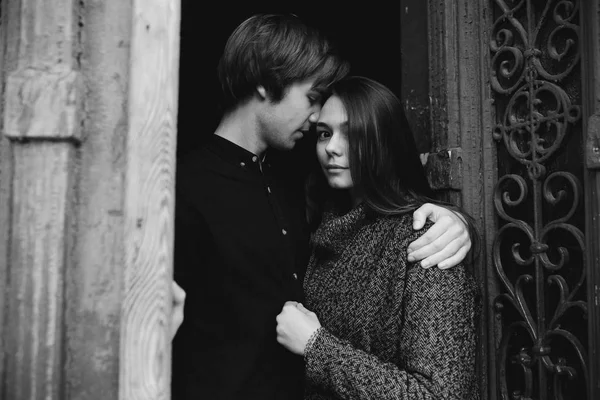 Couple posing in the doorway — Stock Photo, Image