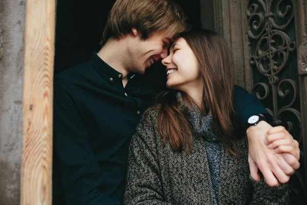 Pareja posando en la puerta —  Fotos de Stock