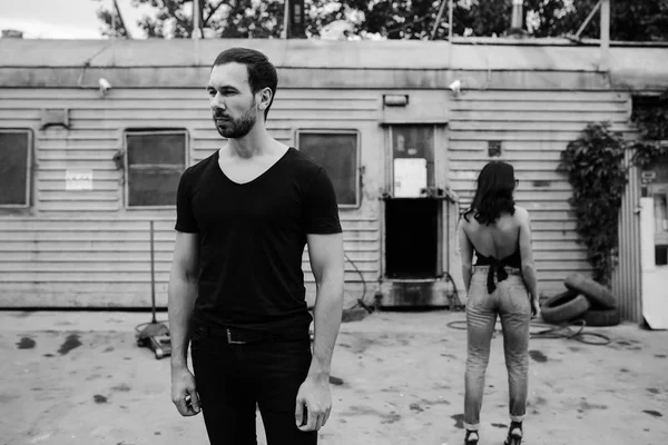 adam ve kadın ayakta sırt birbirlerine