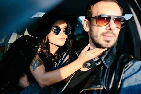 Arabadaki genç ve güzel bir çiftin portresi.