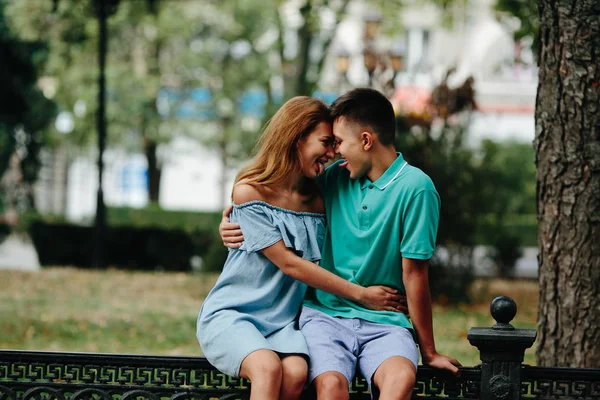 Хлопець і дівчина в парку — стокове фото