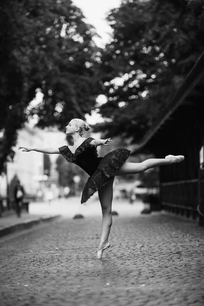 Ballerina posing in the center city — Stock Photo, Image