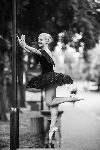 Ballerina gör selfie — Stockfoto