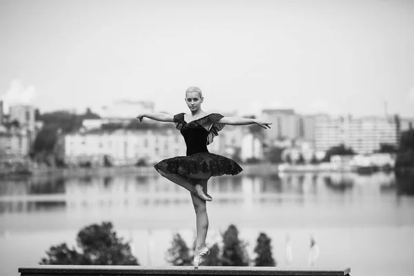 Ballerina poseren op een achtergrond van het meer — Stockfoto