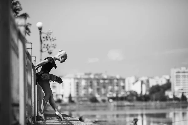 芭蕾舞女演员合影，背景为湖 — 图库照片