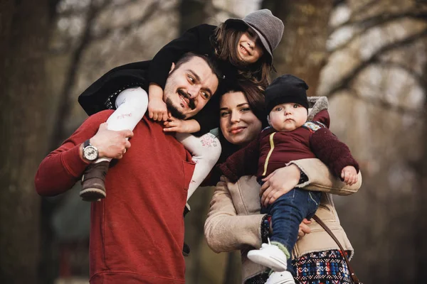Mutlu bir aile sonbahar Park — Stok fotoğraf