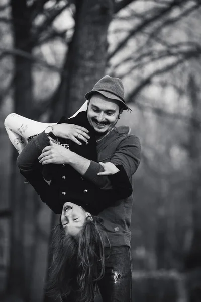 爸爸抱着他的女儿颠倒 — 图库照片