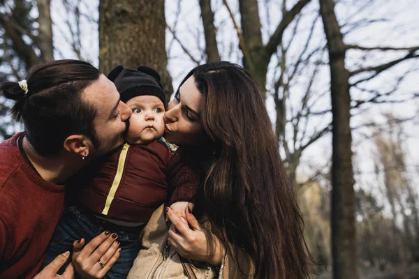 Jovem família e filho no parque de outono — Fotografia de Stock