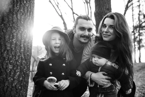 Familia alegre y feliz en el parque de otoño —  Fotos de Stock