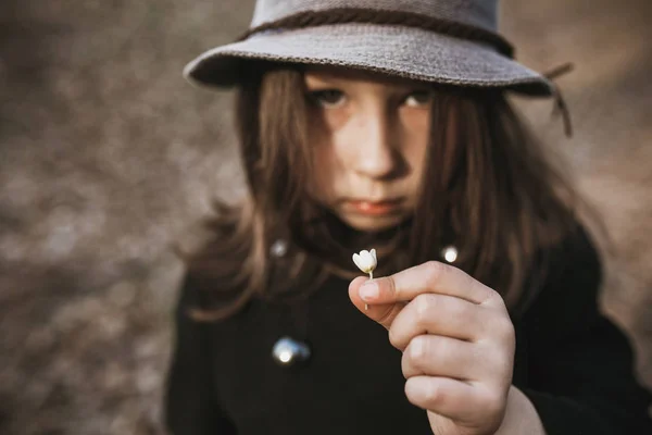 Niña en un abrigo negro y sombrero — Foto de Stock