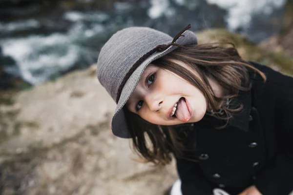 Μικρό κορίτσι σε ένα μαύρο παλτό και καπέλο — Φωτογραφία Αρχείου