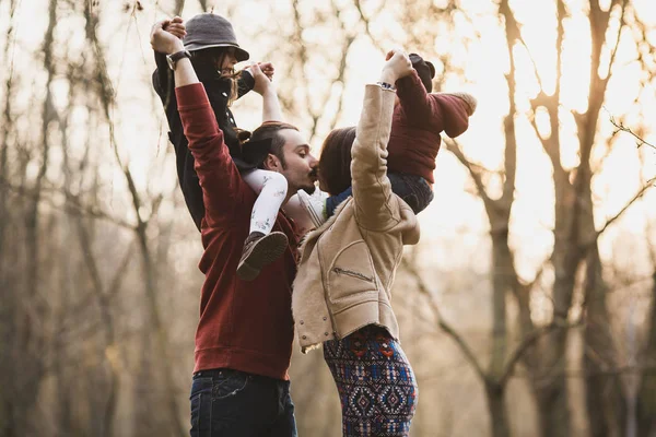 Família feliz no parque de outono — Fotografia de Stock